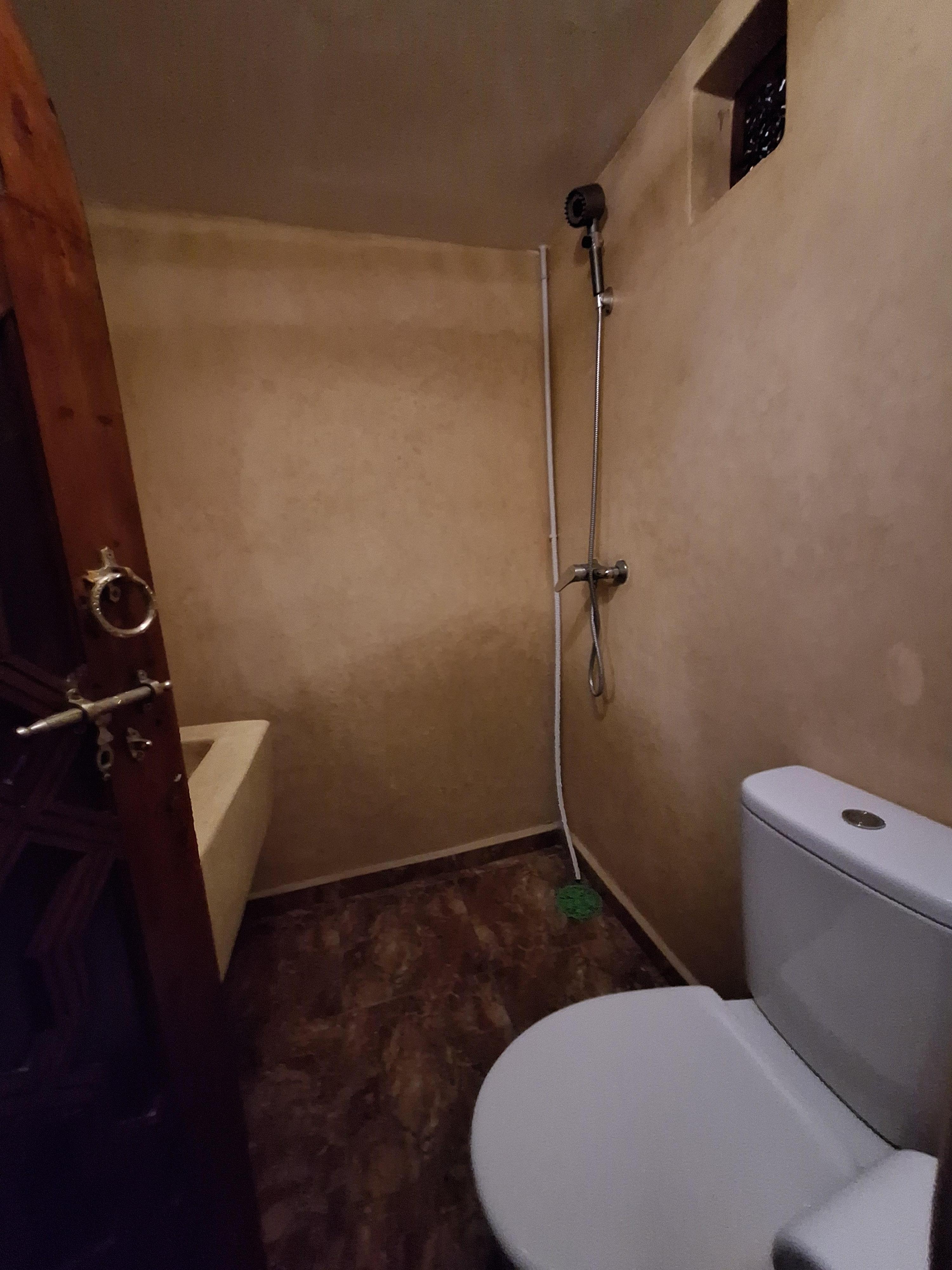 Tiny bath, ? Hot water?