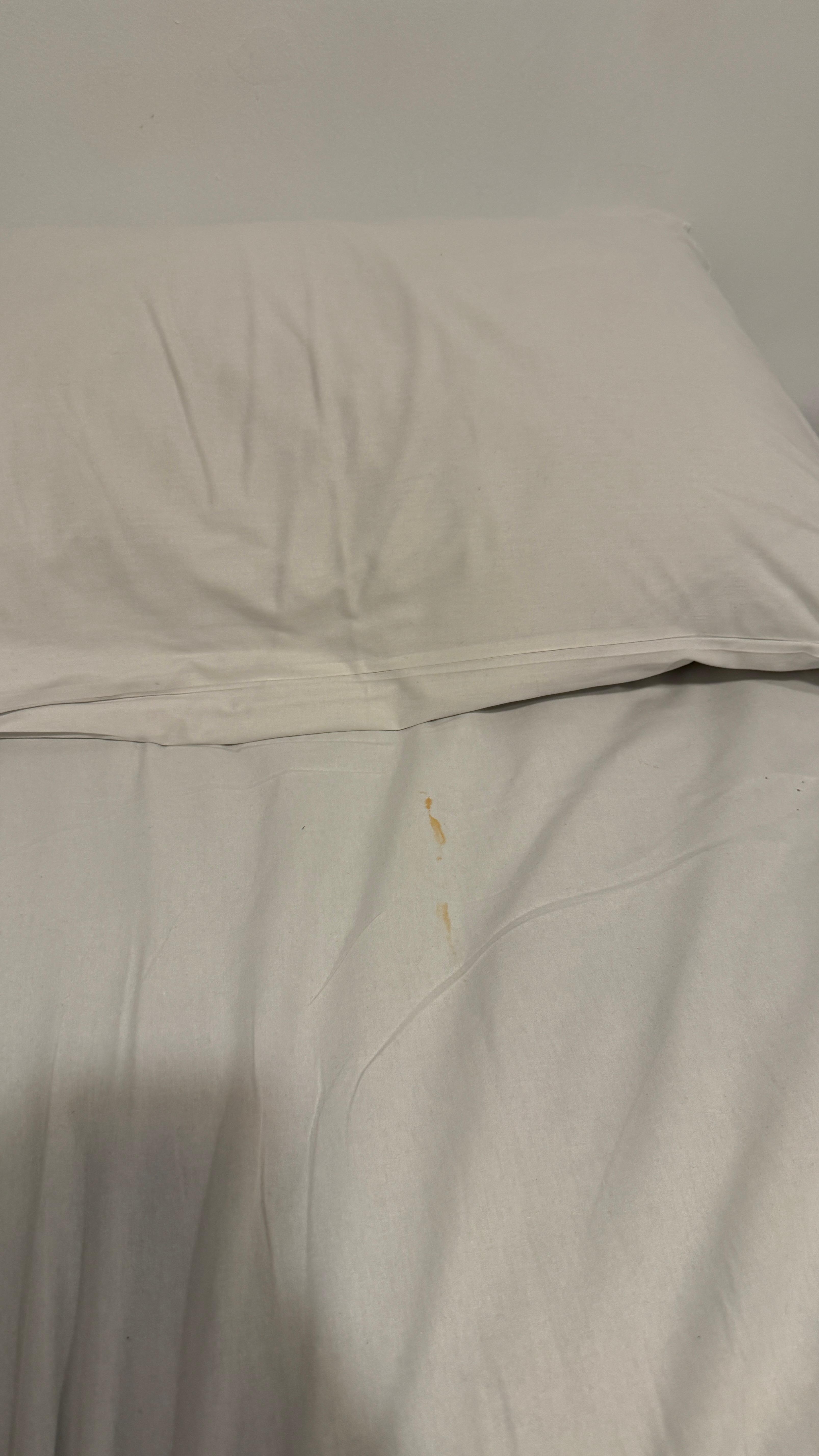 Lençol sujo com manchas