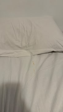 Lençol sujo com manchas