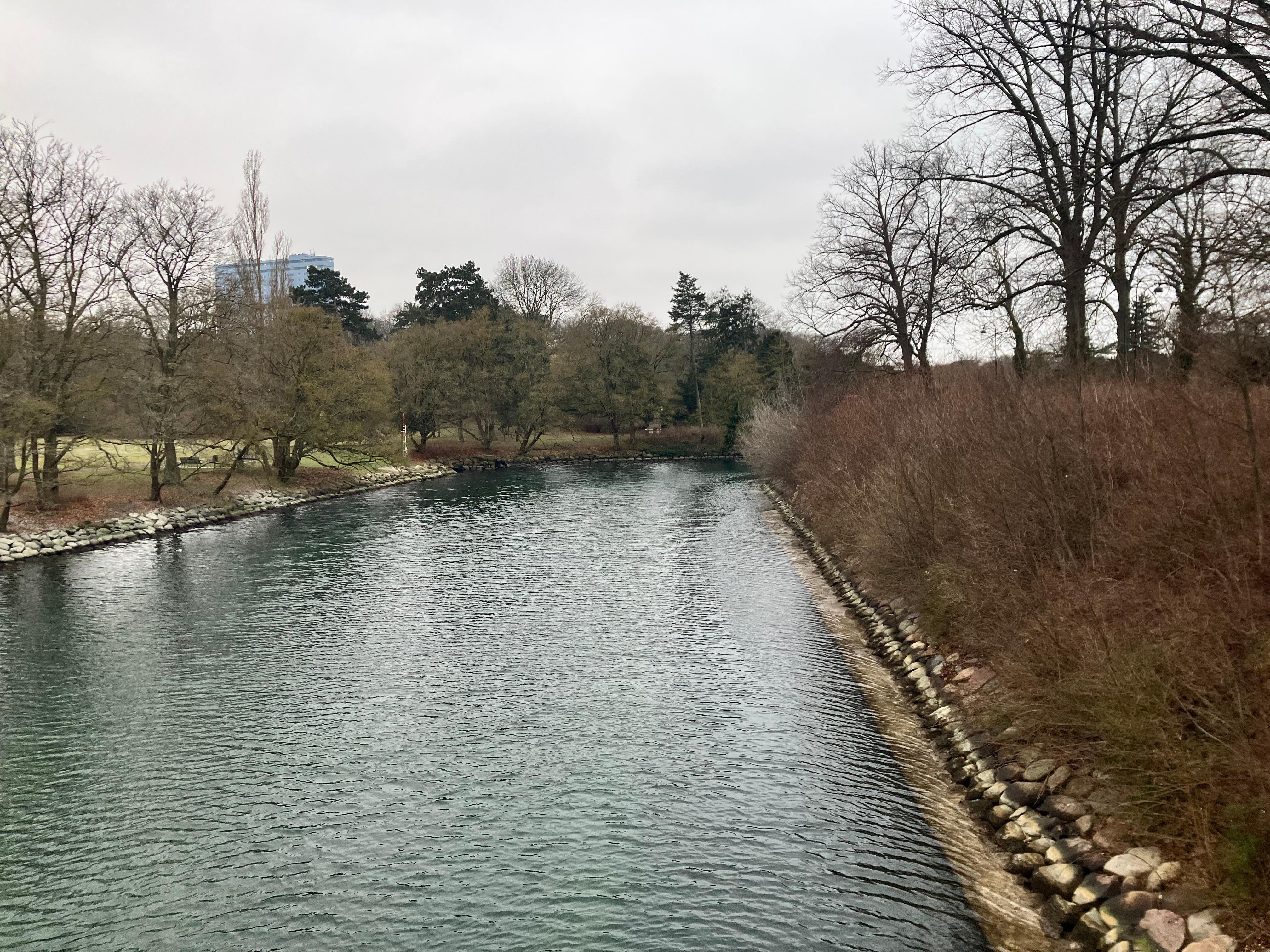 Nära till kanalen och utmärkta stadsbiblioteket. 