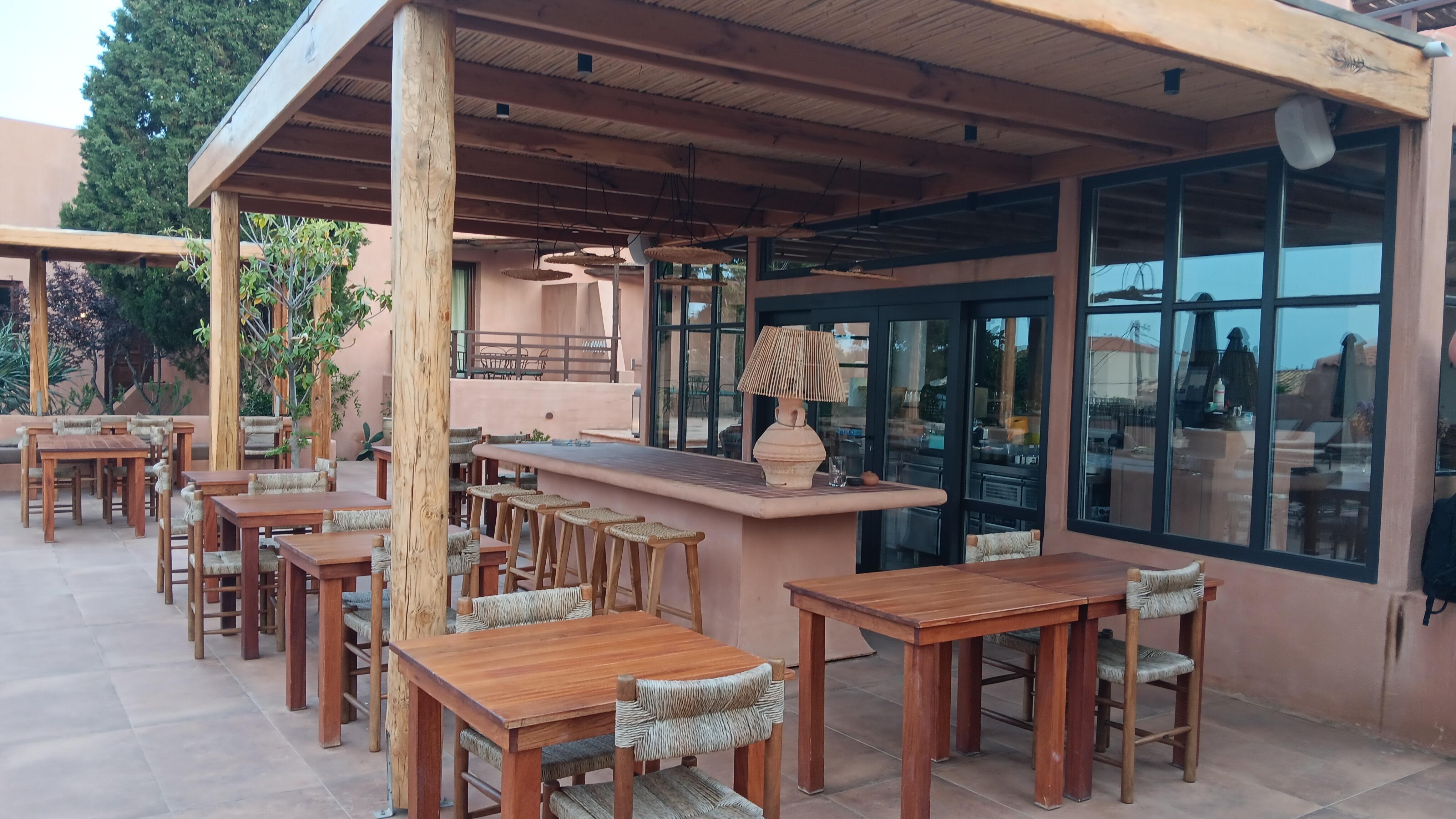 Breakfast/lunch area.