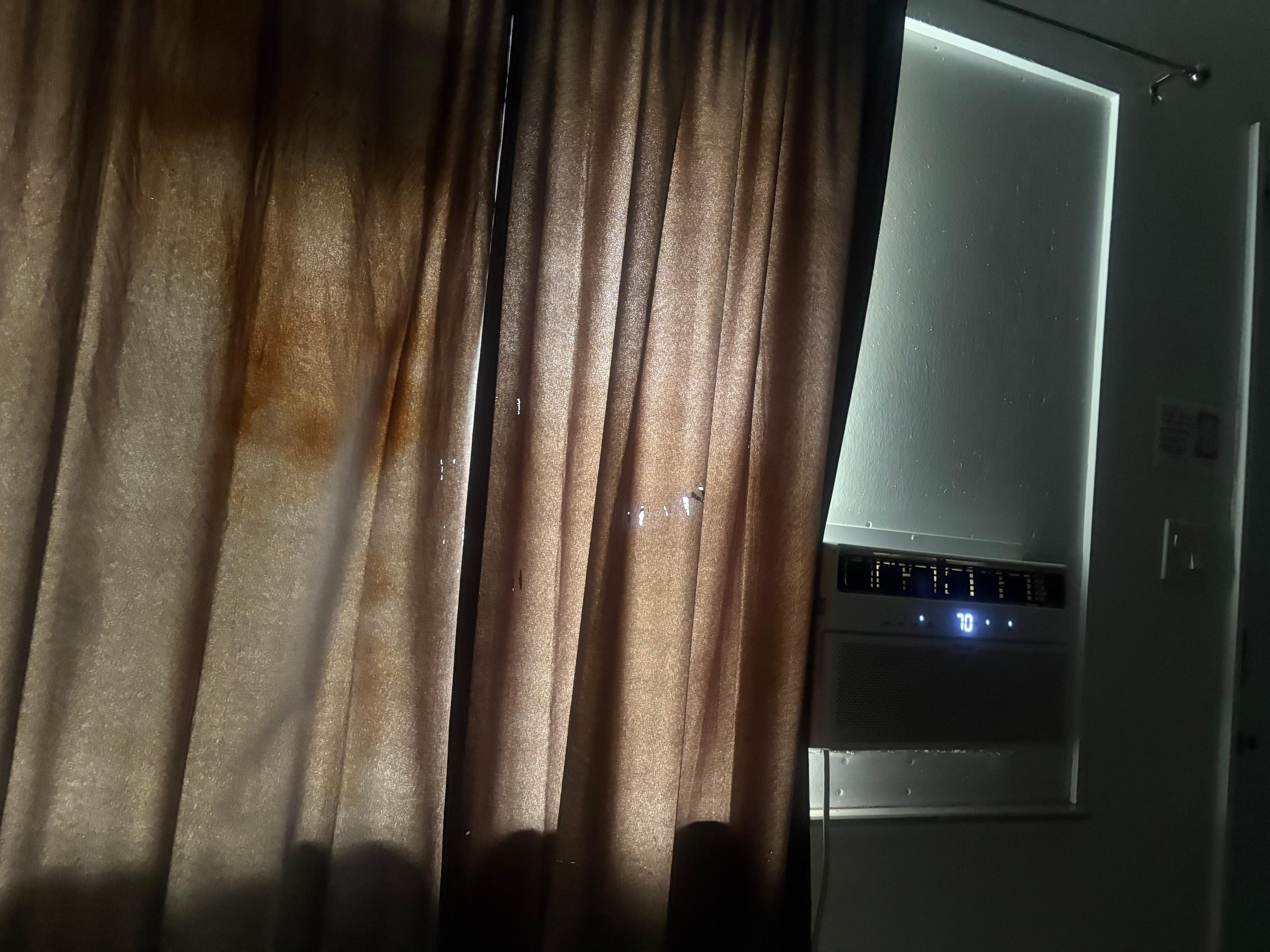 Cortinas todas viejas y rotas