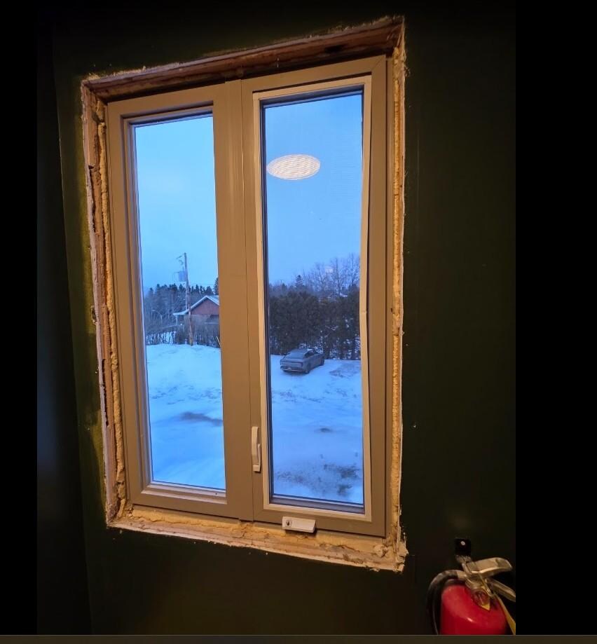 Fenêtre sans moulure en haut de l'escalier 