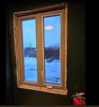 Fenêtre sans moulure en haut de l'escalier