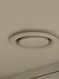 Verschmutzte Lüftung im Zimmer