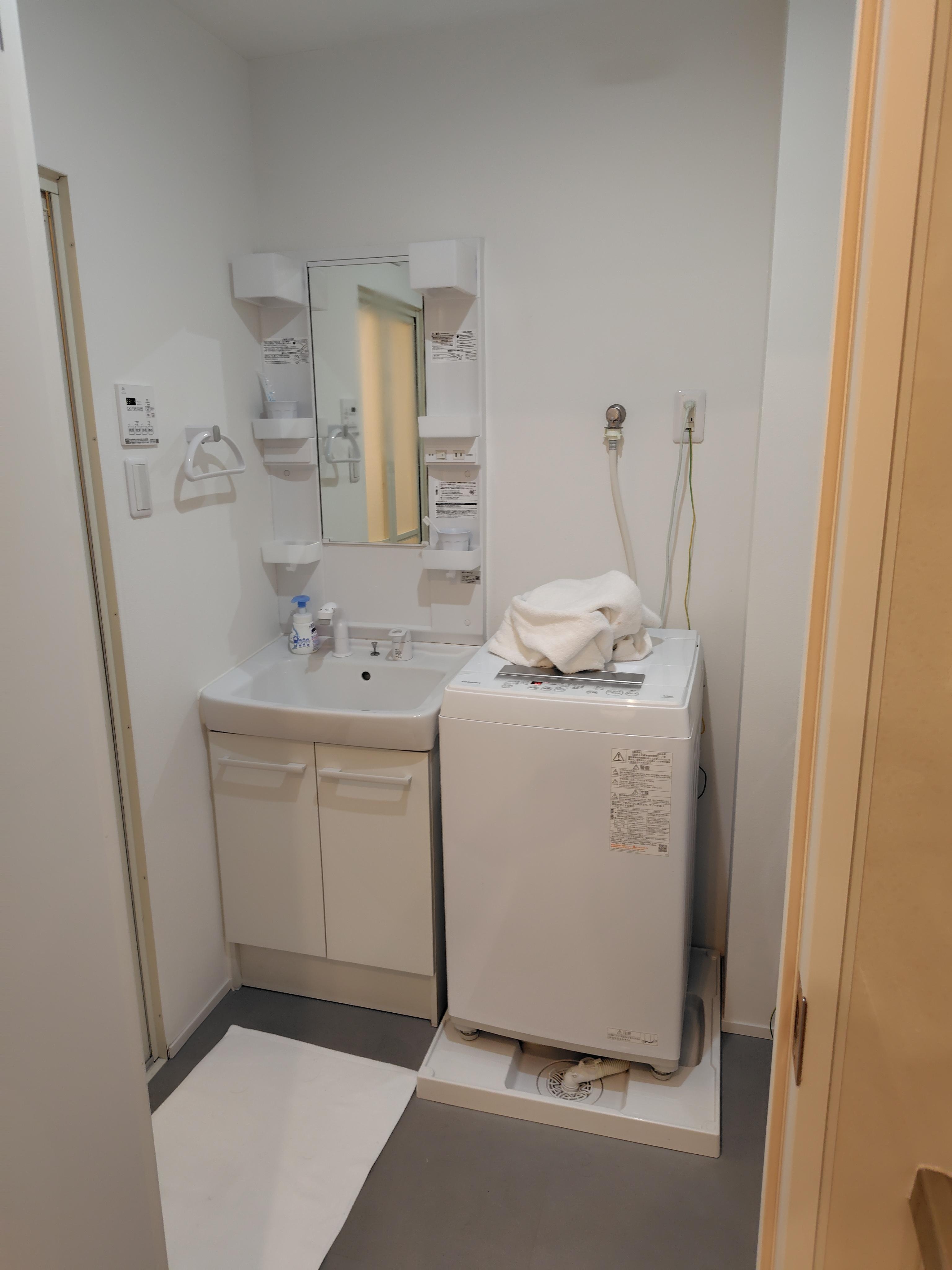 歯ブラシは用意されていた。ドライヤーはDysonだった。風呂場にはボデ  ィソープ、コンディショナー、シャンプーが用意されていたが、ボディソープは泡立たなかった。中身コンディショナーと間違えてる？