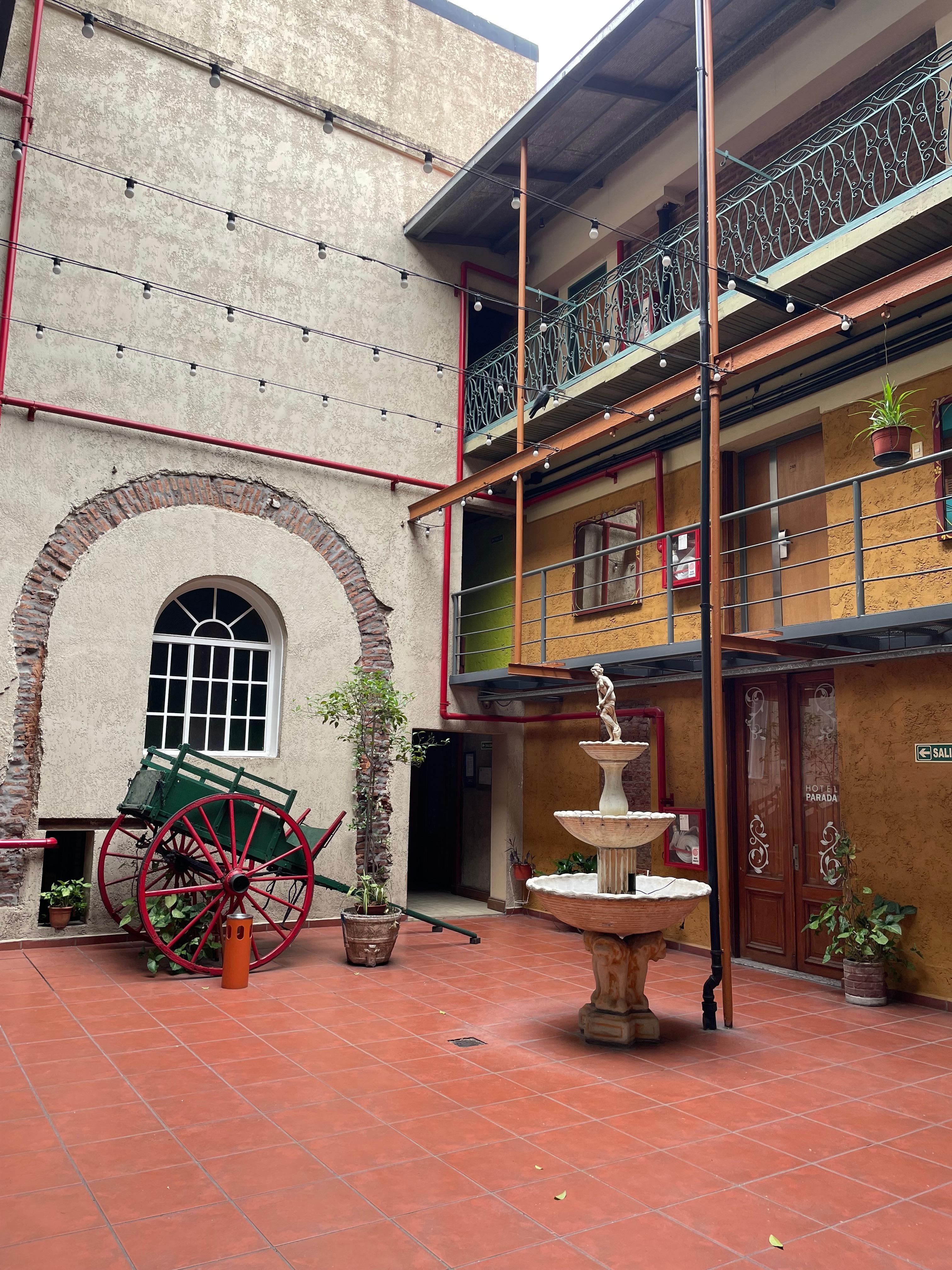 Il cortile del Parada su cui si affacciano le camere. Molto carino.