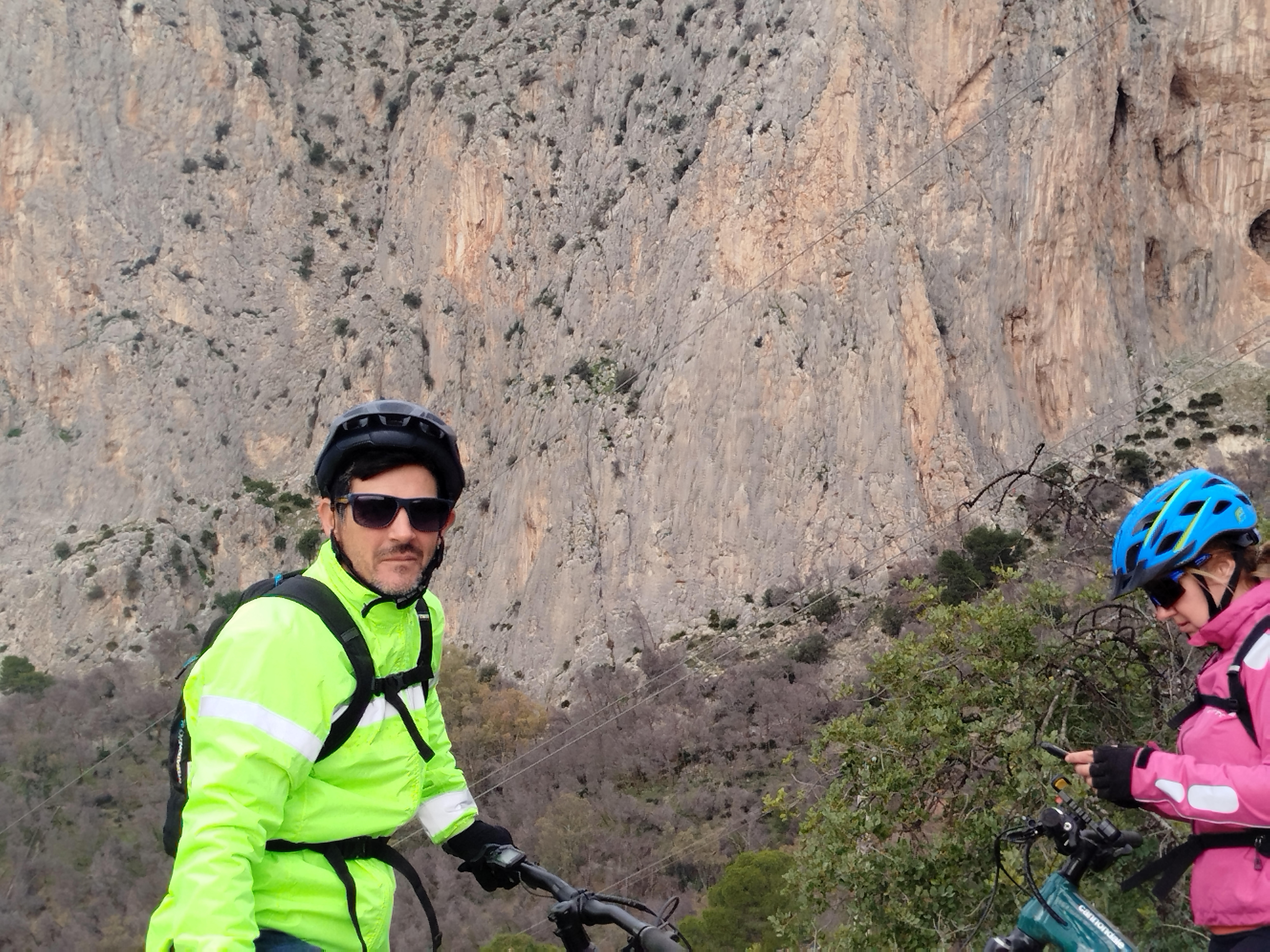 Ruta en bici frente a la imponente pared de las frontales 