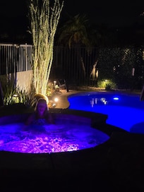 Ahhh, wonderfully hot spa with powerful jets and lots of seating room - so fun to relax and look up at the stars!