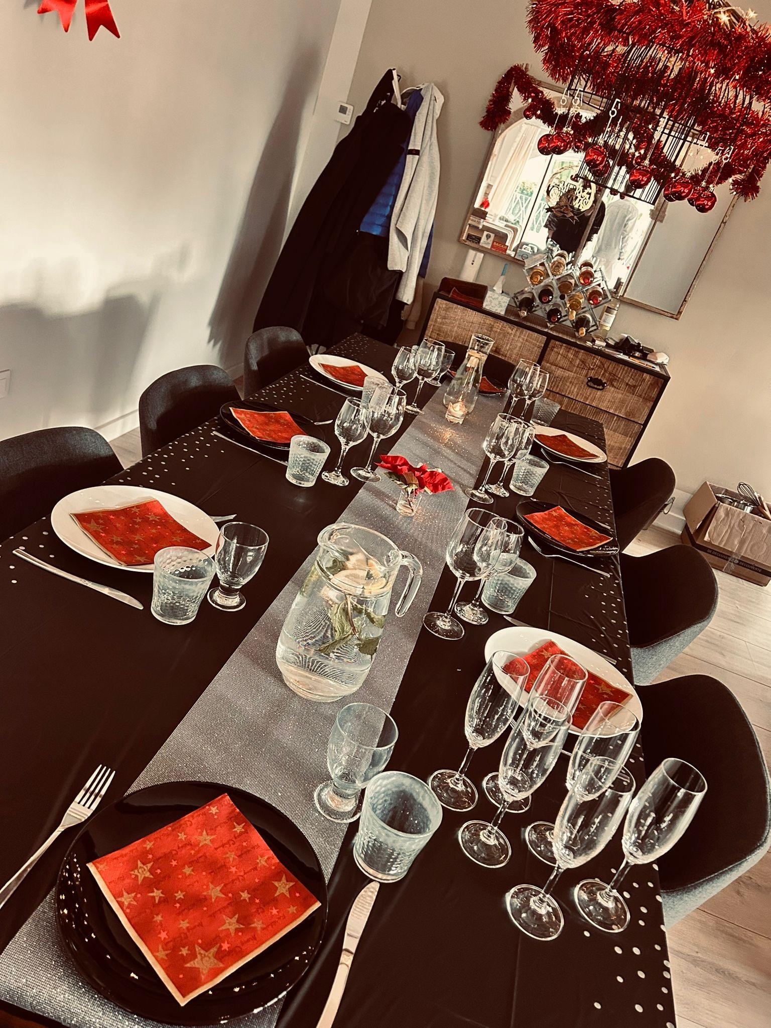 Wij waren er met de kerst. Ruimte genoeg om dit met familie samen te vieren. Er zitten genoeg Chinese bazaars in de buurt voor kerstspullen en supermarkten om heerlijk eten te kopen. In huis van alles aanwezig zoals een bbq plaat , oven etc om te kok