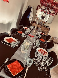 Wij waren er met de kerst. Ruimte genoeg om dit met familie samen te vieren. Er zitten genoeg Chinese bazaars in de buurt voor kerstspullen en supermarkten om heerlijk eten te kopen. In huis van alles aanwezig zoals een bbq plaat , oven etc om te kok