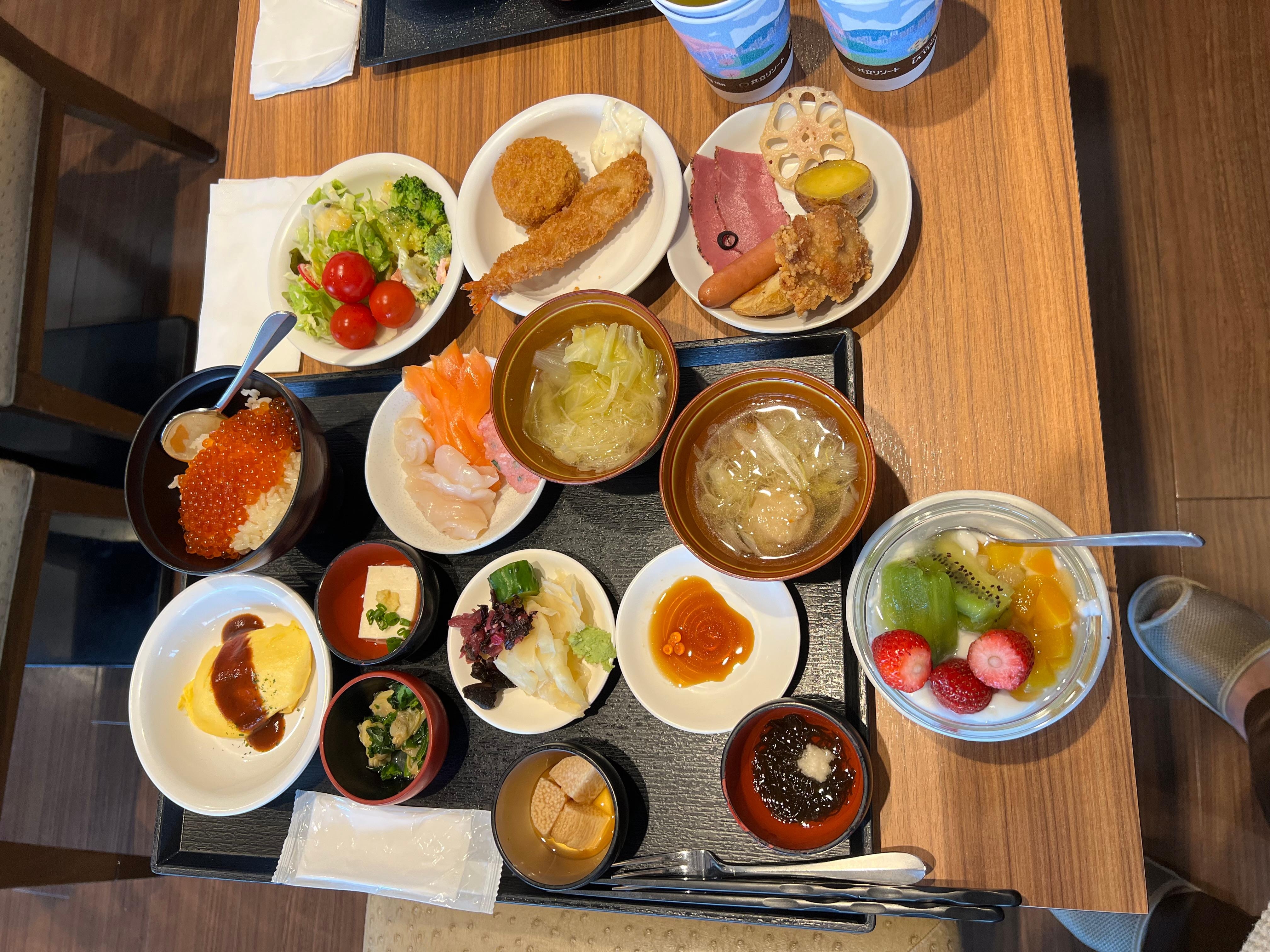 朝食ビュッフェ6時半からだけど6時から並んで席確保して作り立てのオムレツ旨い😋何よりいくらの盛り放題❣️