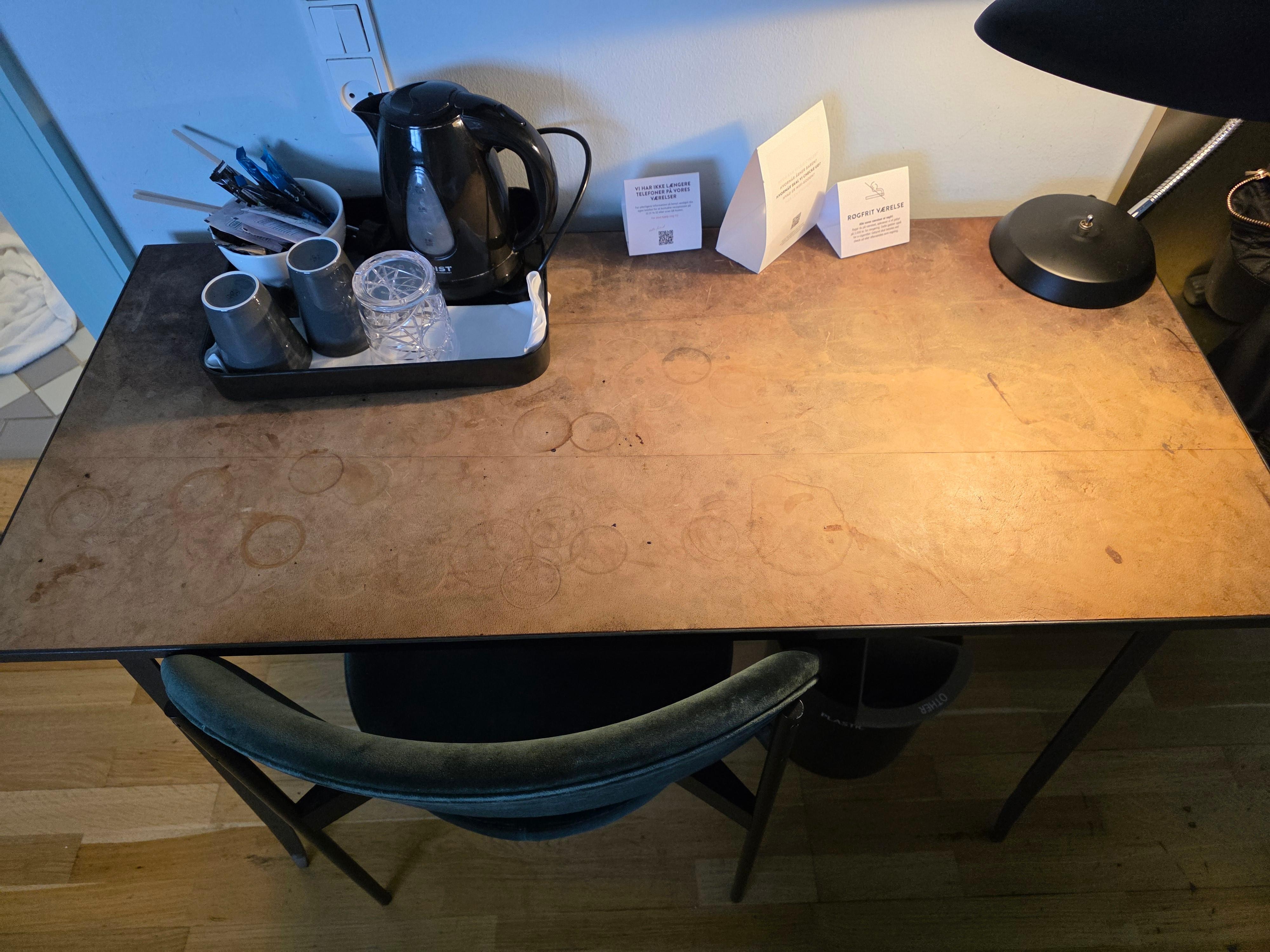 Meget brugt skrivebord.
