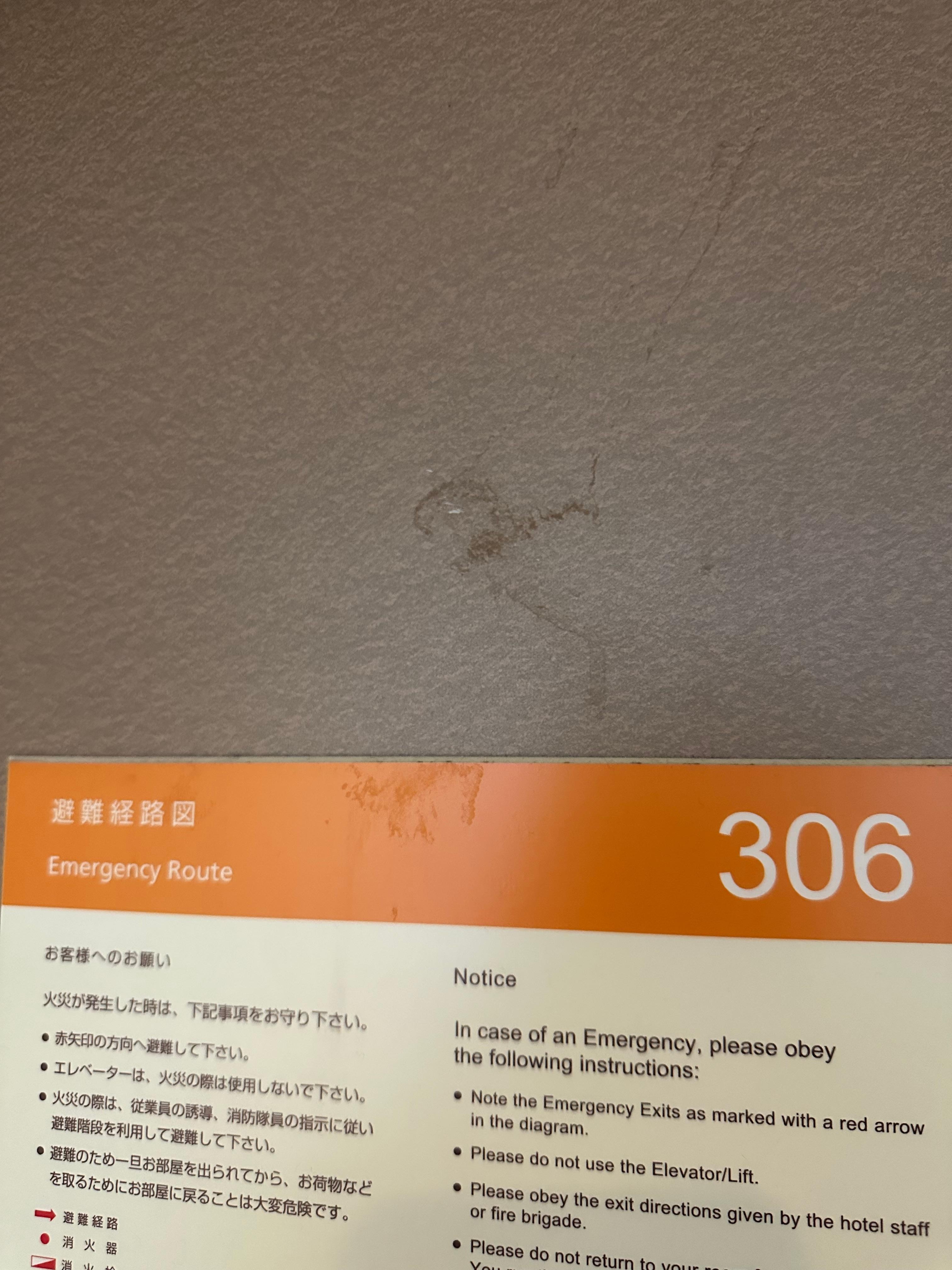 Saleté sur la porte d’entrée 