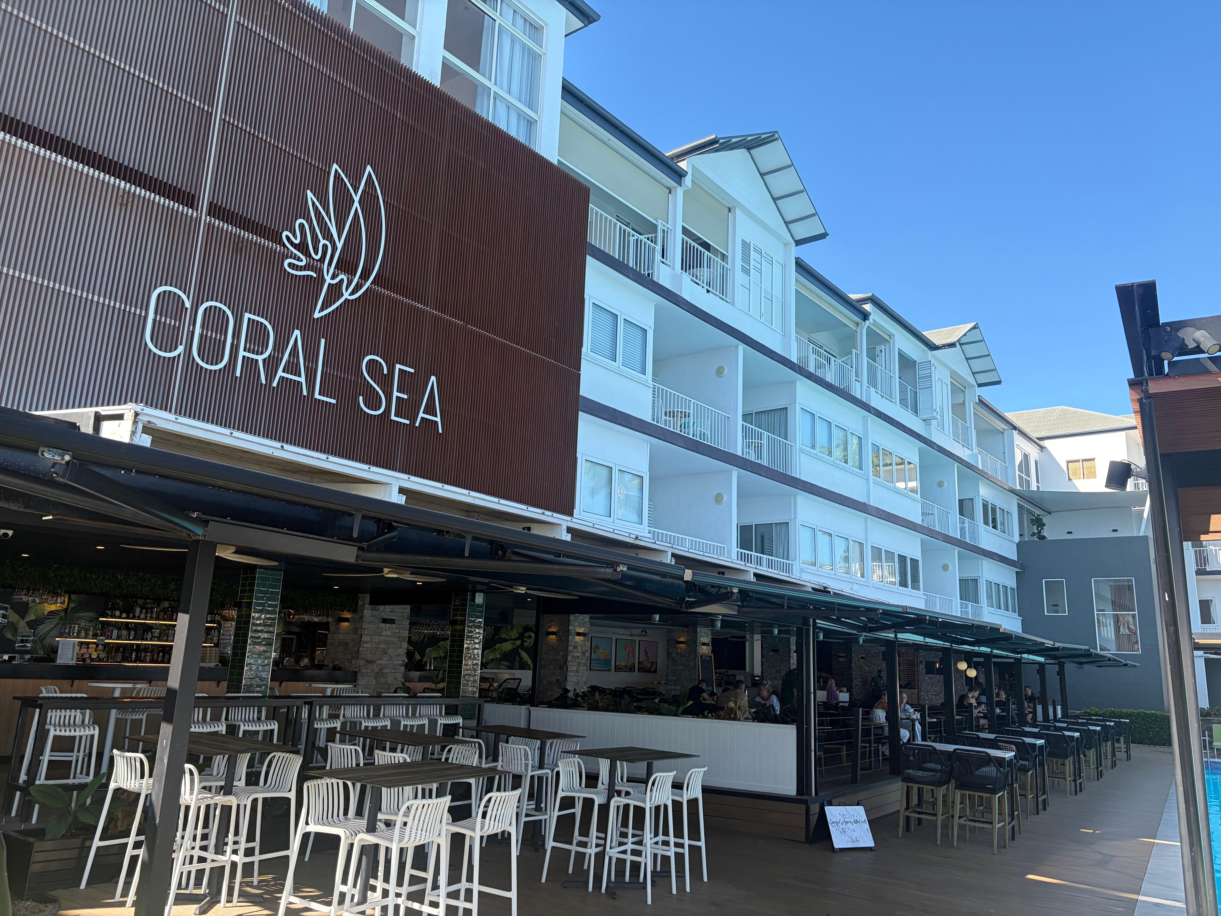 レストラン、バーは爽やかな風を感じながらのひとときがたのしめる