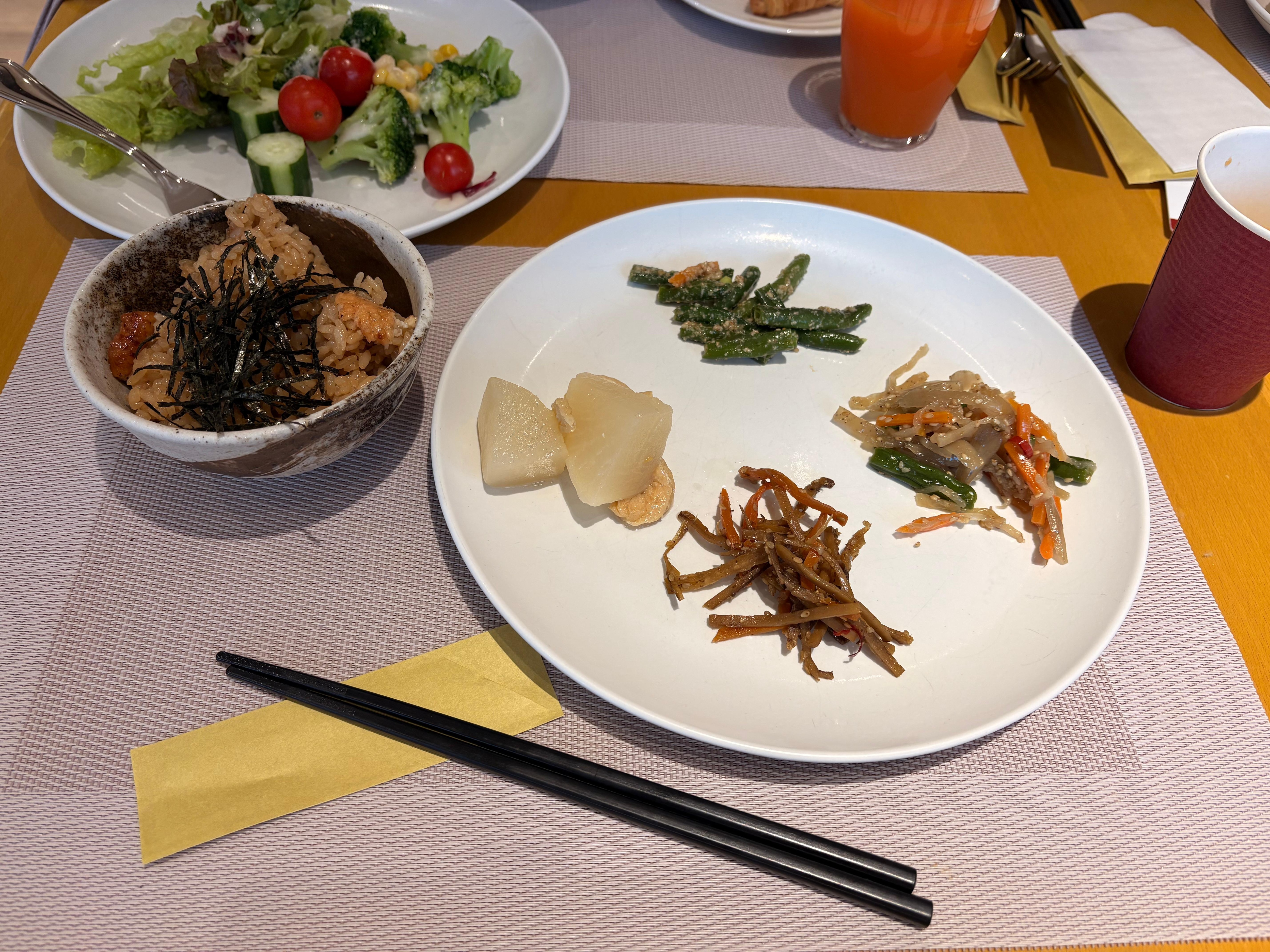 左のお茶碗は、鰻ご飯。右は大根煮、きんぴら、インゲンの胡麻和え、ニンジン蓮根こんにゃく。