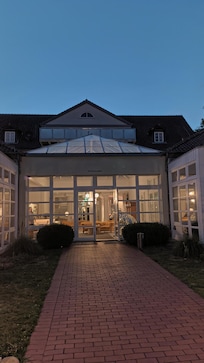 Rückwärtiger Eingang zur Lobby Frühstücksraum usw.