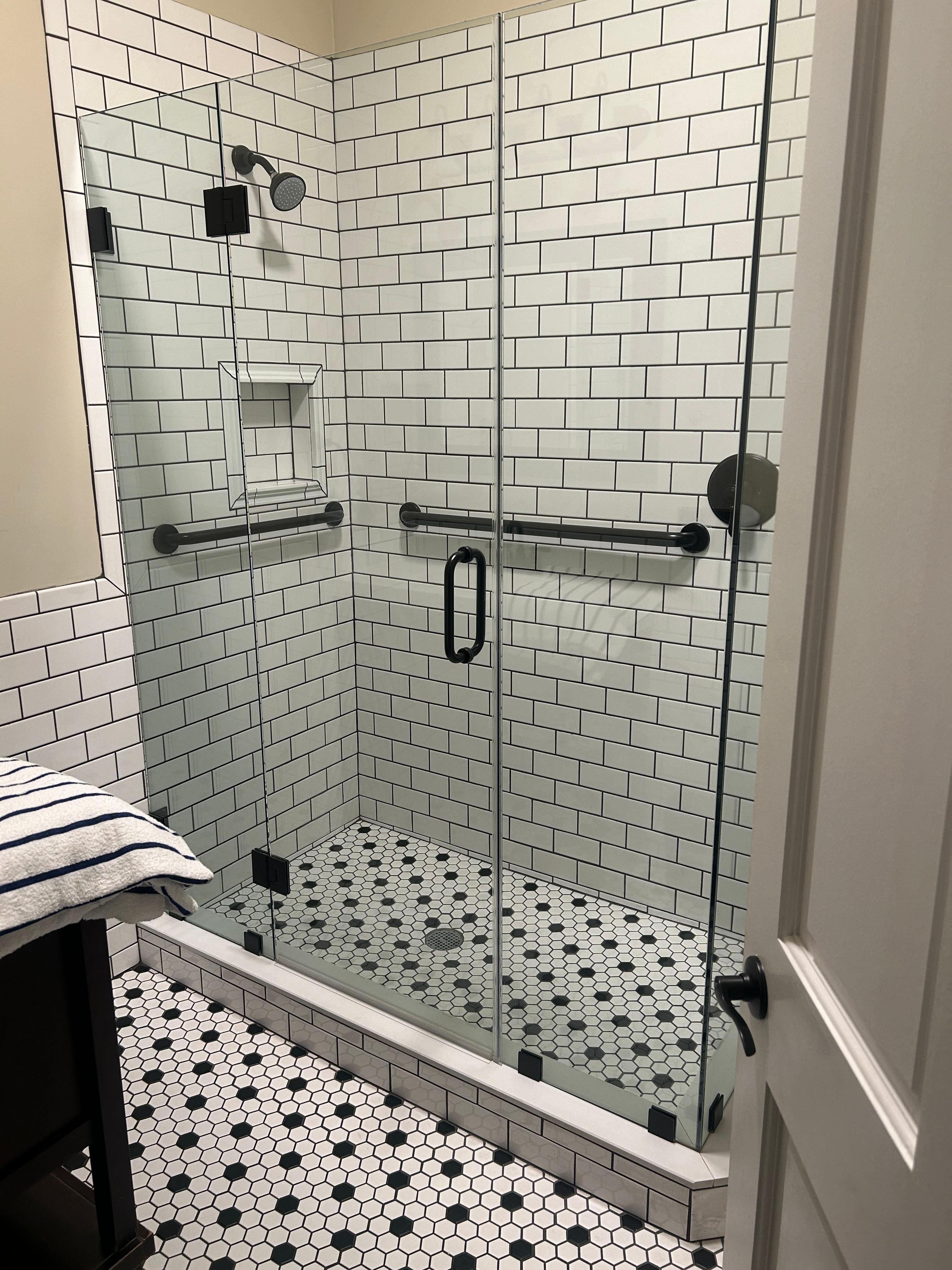 Updated bathroom, roomy! 