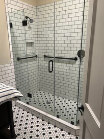 Updated bathroom, roomy!