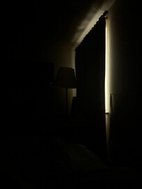 It does not do justice to the brightness. The bed faces the window.