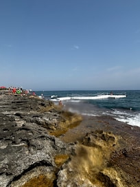 ホテルの敷地内に磯辺があり、シュノーケリングや磯の生き物探しを楽しむことができます。