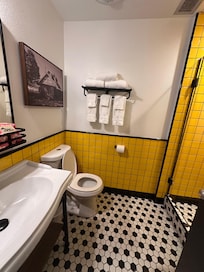 They had a nice shelf under the mirror for all my toiletries.