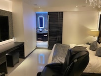 バスルームは扉を挟んで部屋の奥に。