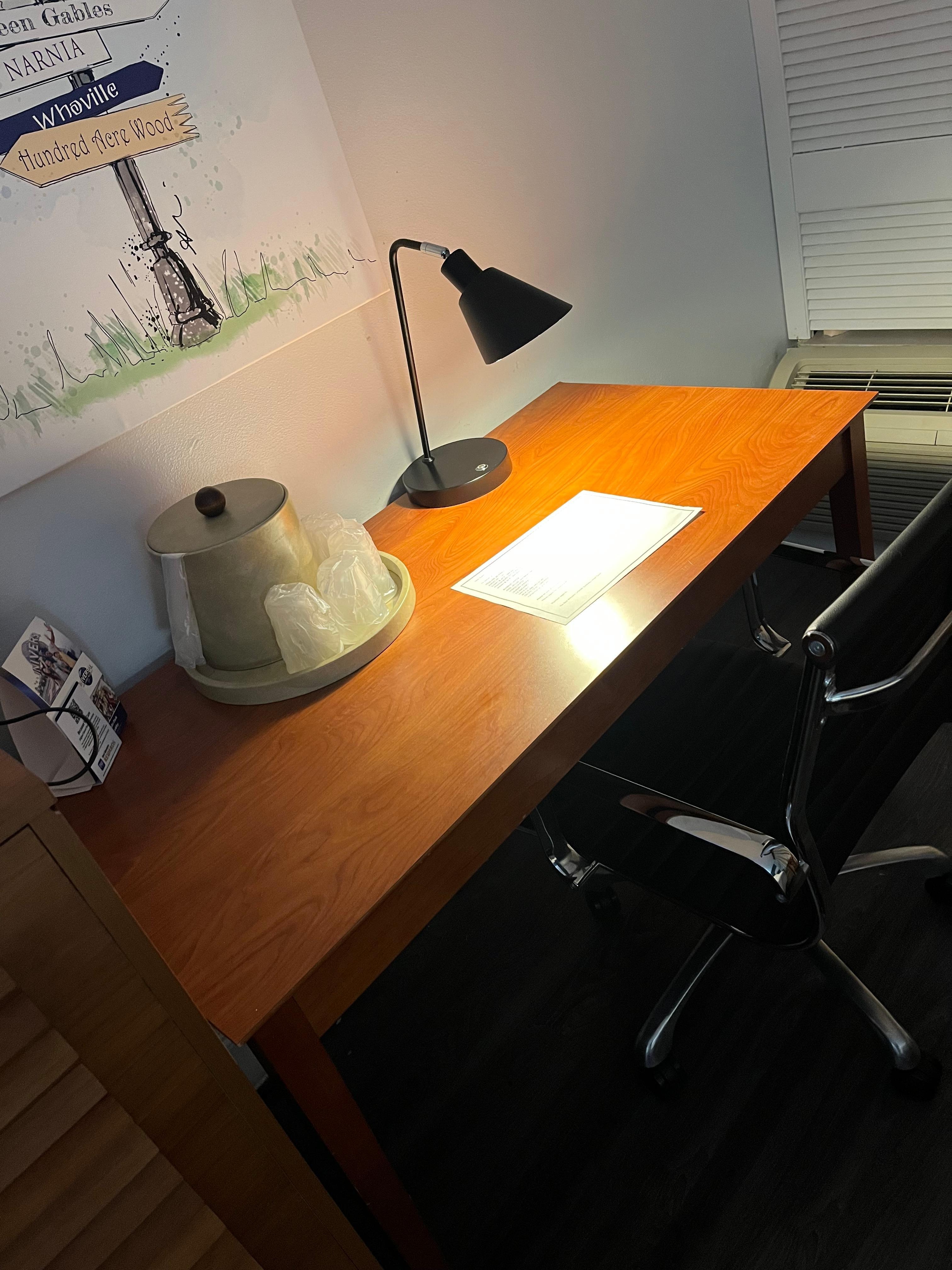 Laptop, WiFi, desk zone