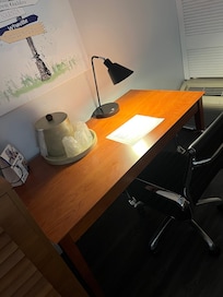 Laptop, WiFi, desk zone