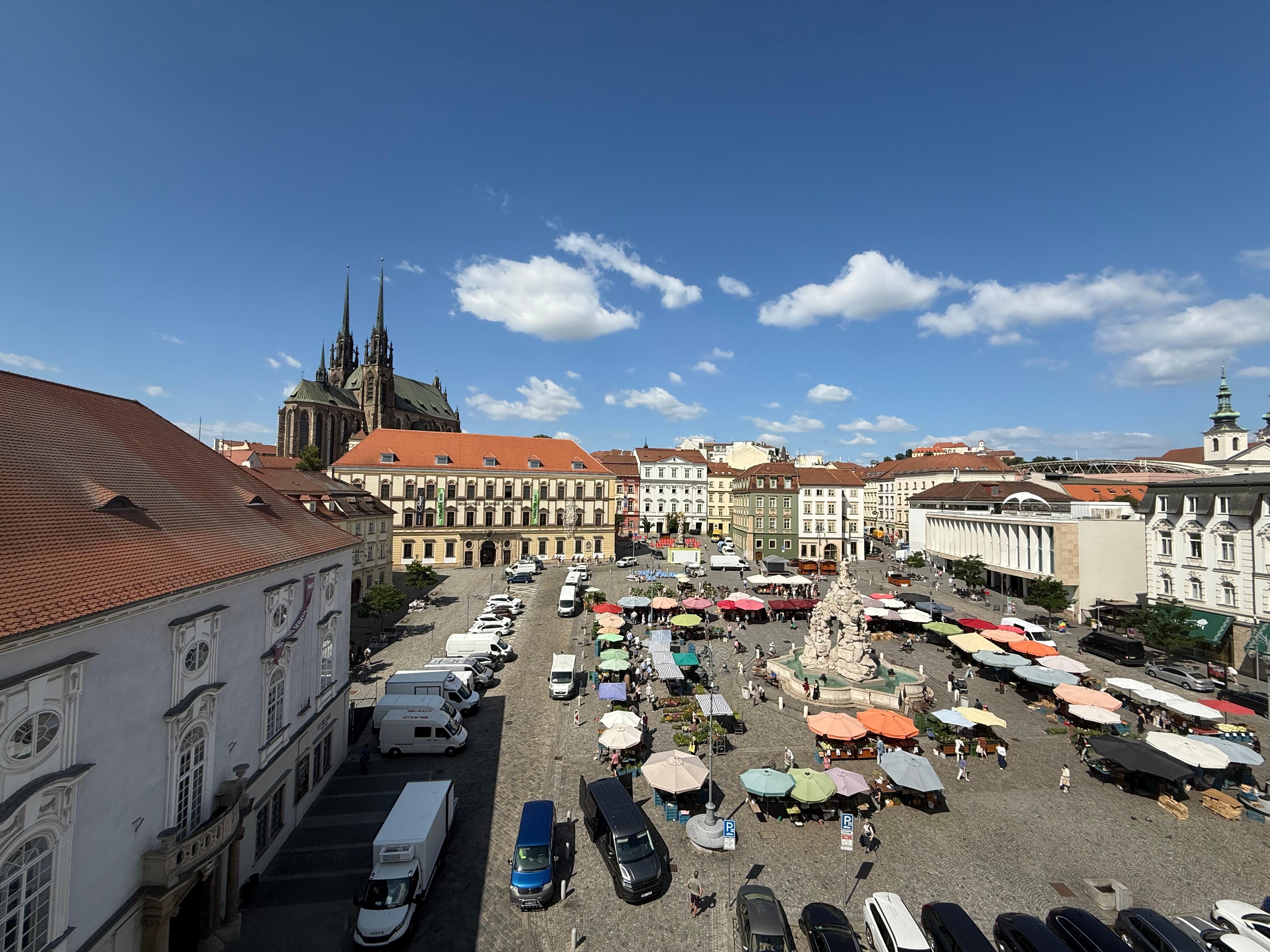 Market and cathedral at your doorstep 