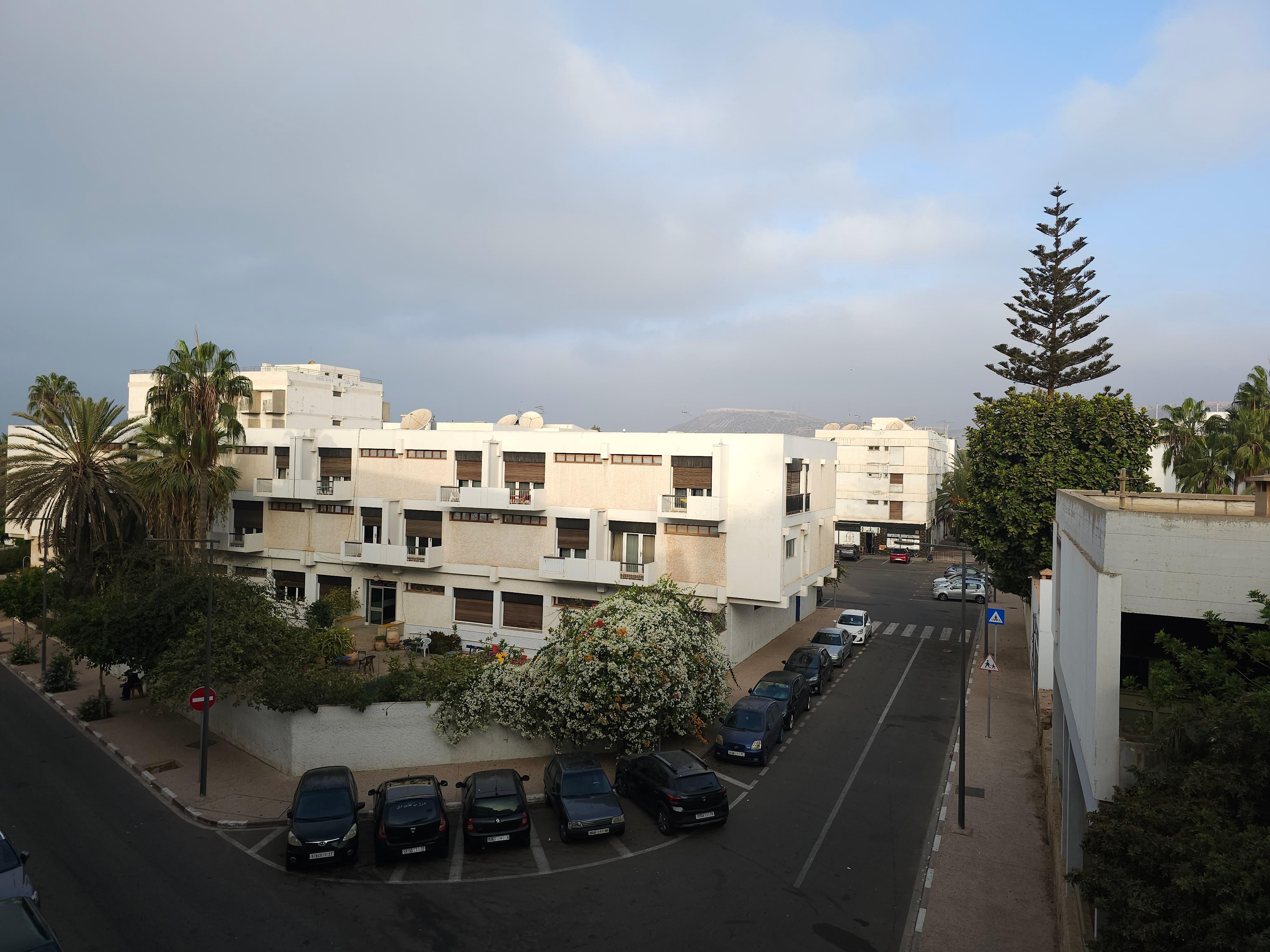 Uitzicht vanaf het balkon op de 3e verdieping.