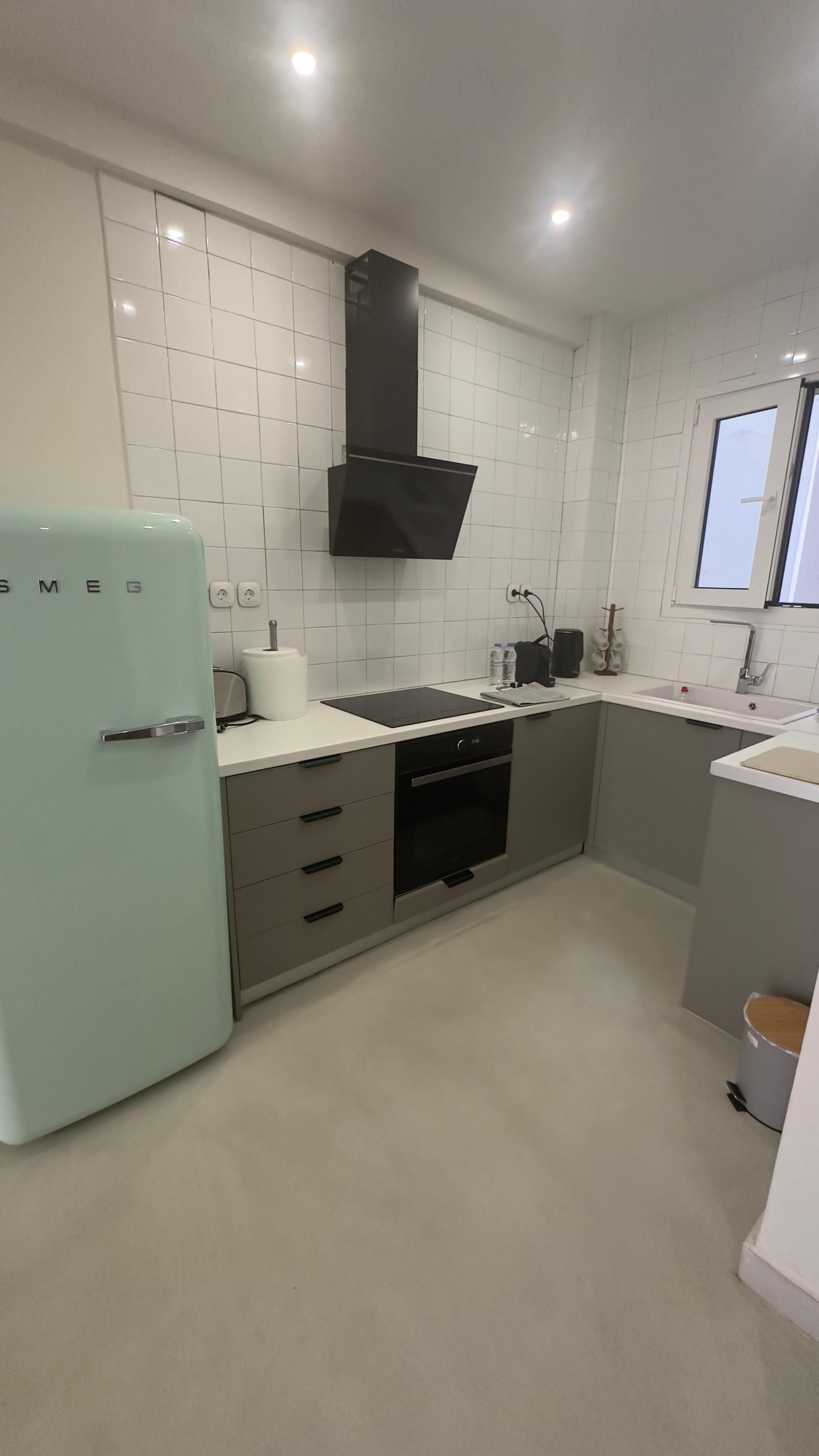 Fully equipped kitchen with Smeg fridge 