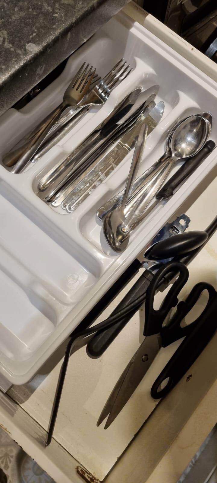 Dirty and insufficient cutlery 