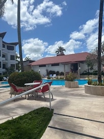 Pool/Lounge/Restaurant