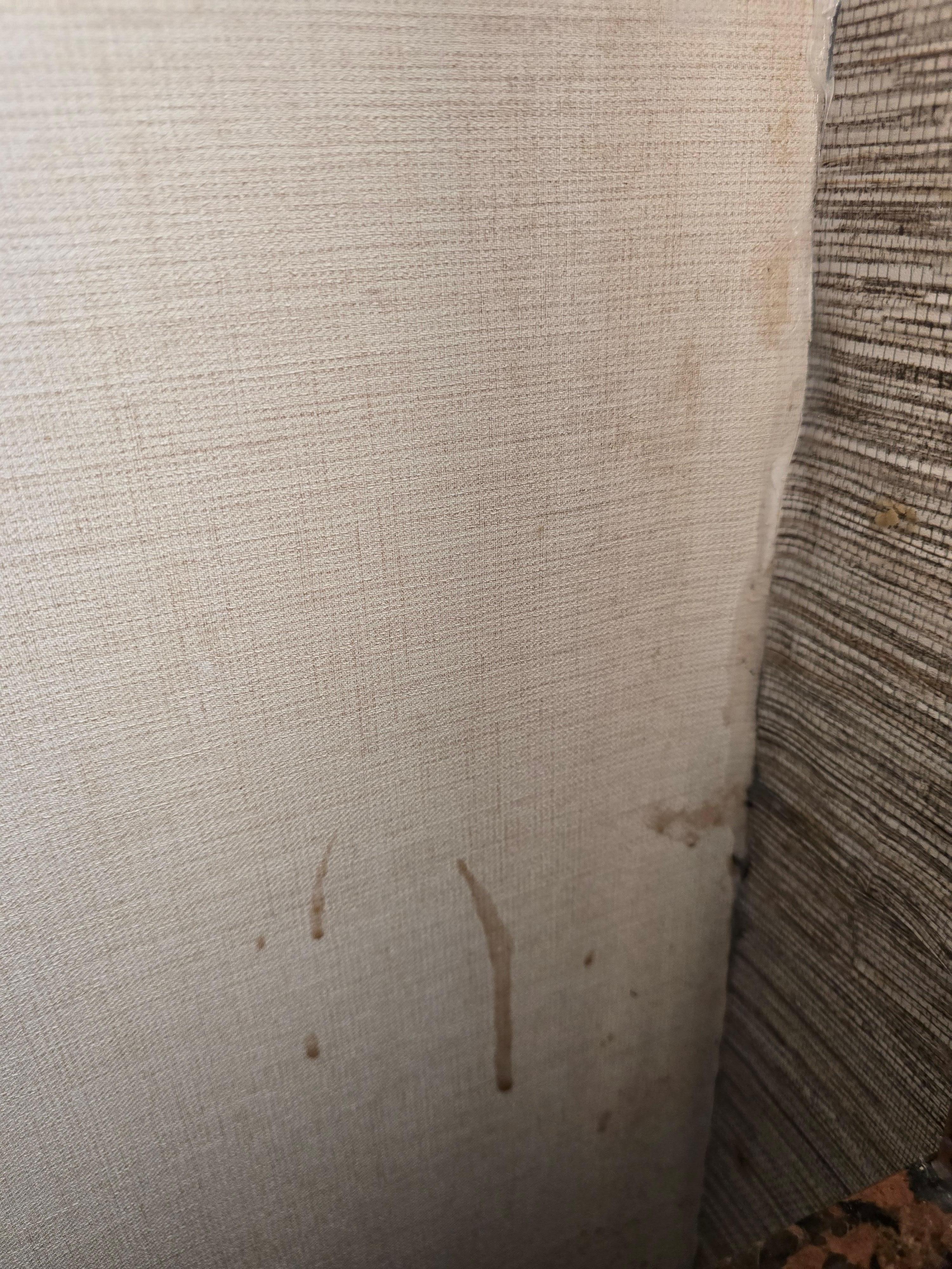 The wall next to the mirror was disgusting. 