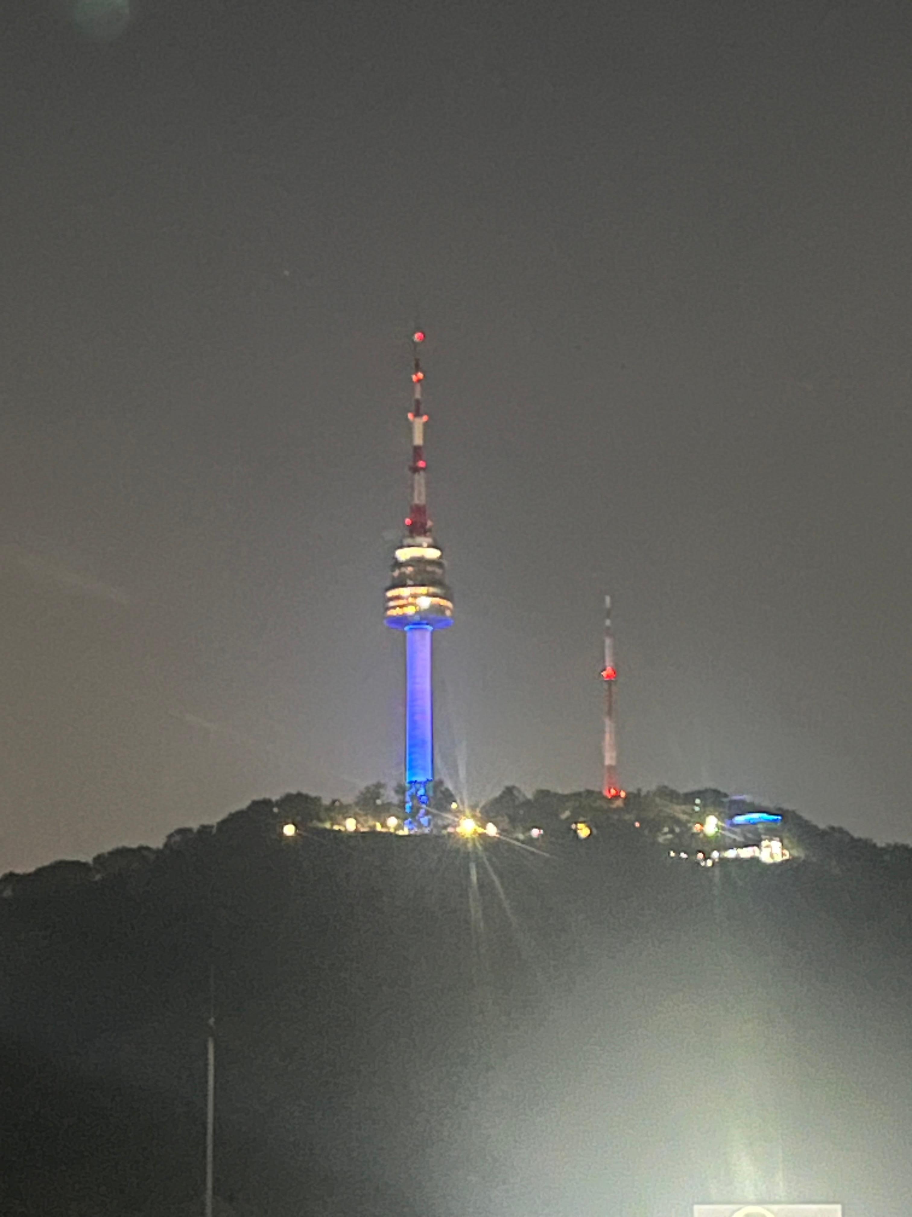 La vue sur la tour de Namsan depuis le rooftop de l’hôtel 