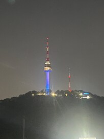 La vue sur la tour de Namsan depuis le rooftop de l’hôtel