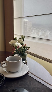 Desayuno en la habitación con una vista hacia las montañas de Quito