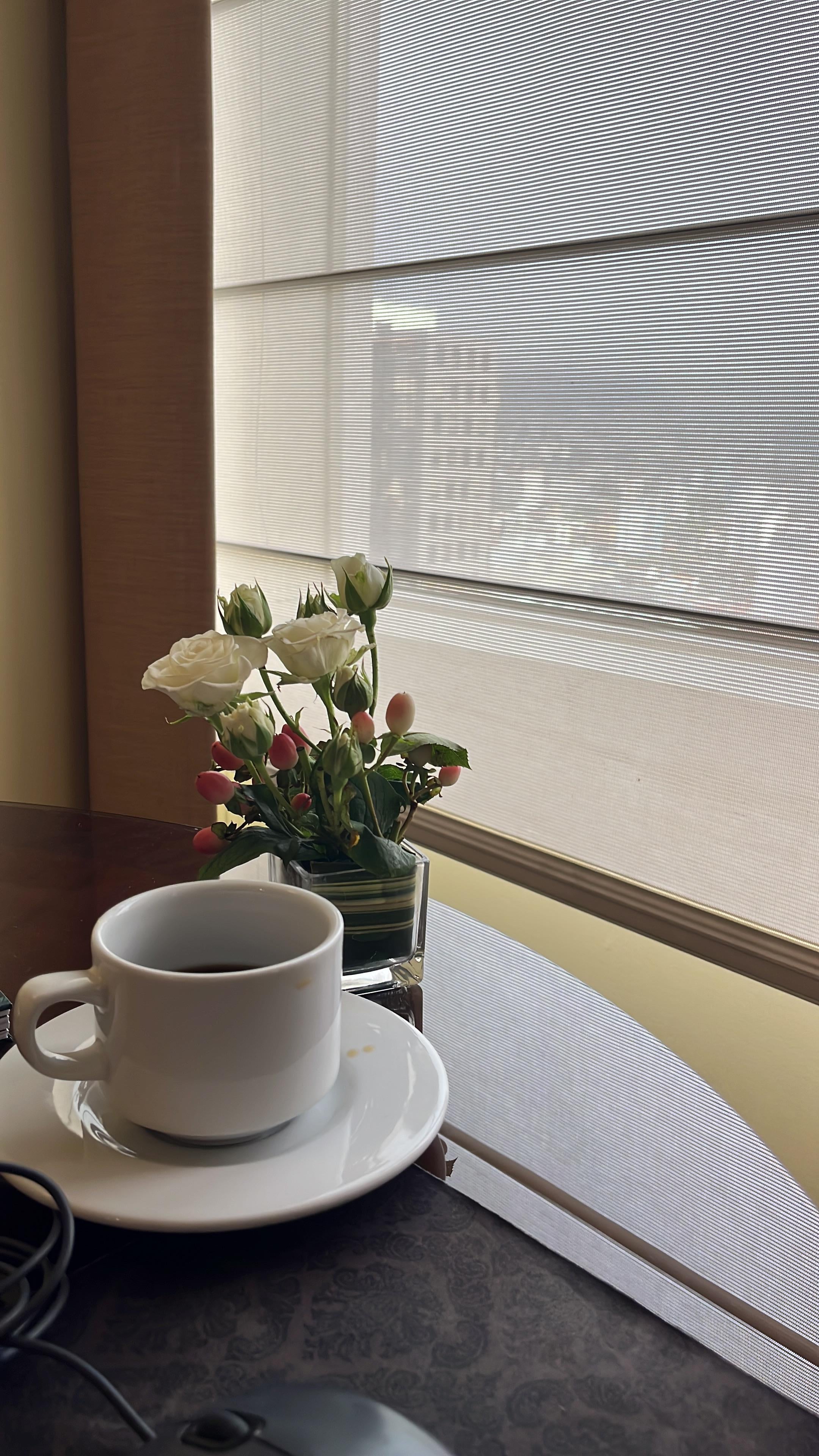 Desayuno en la habitación con una vista hacia las montañas de Quito
