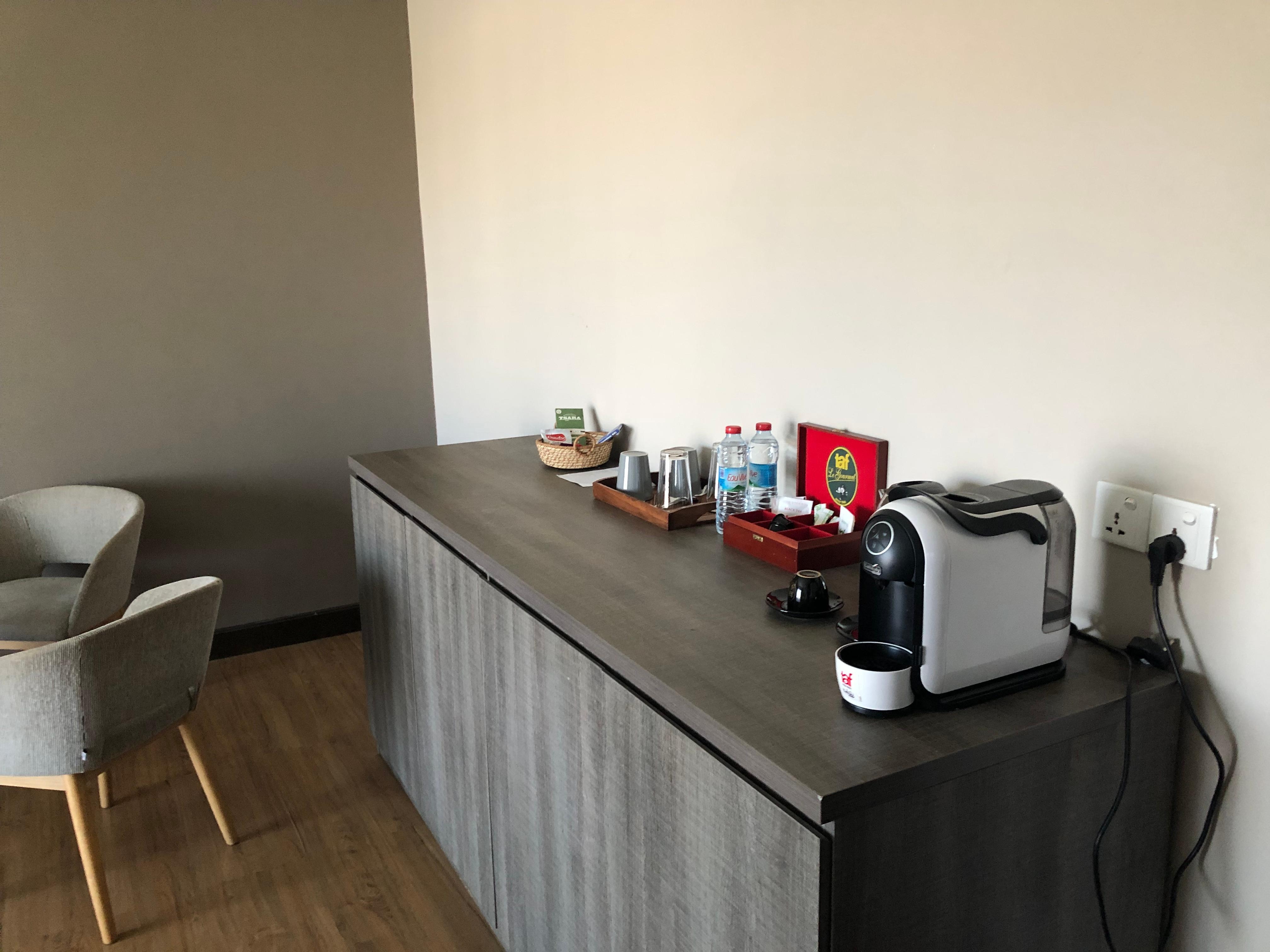 Waterkoker en koffie cups machien
