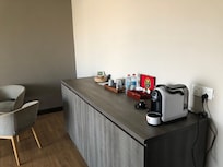 Waterkoker en koffie cups machien