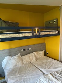 Pas du tout cette chambre que j’ai réservé sur votre site, en plus sur l’échelle du lit superposé c’était écrit interdit au moins de 6 ans et lorsque j’ai réservé j’ai bien précisé que mon fils a 5 ans, j’aimerais avoir un contact avec un responsable
