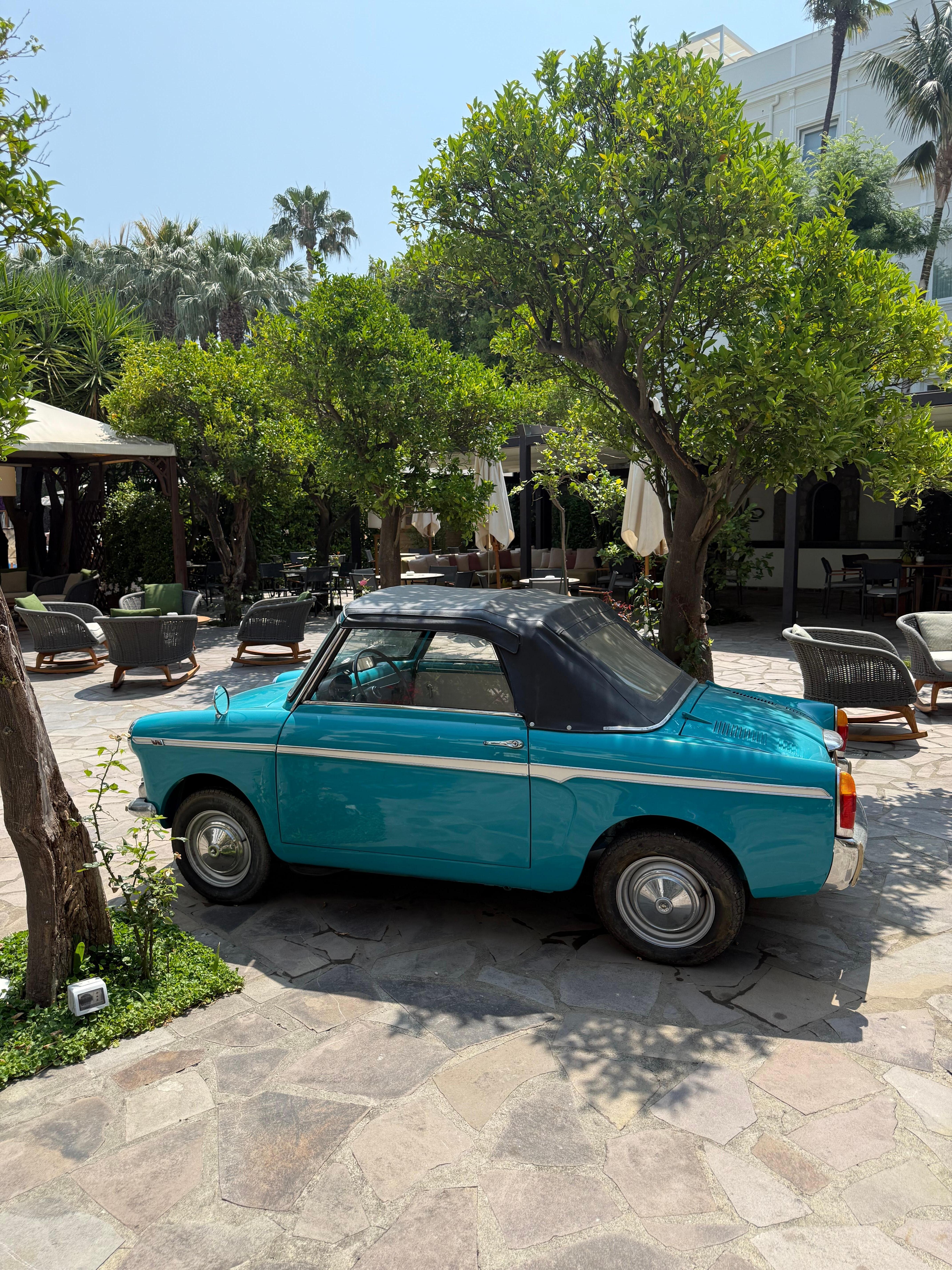 Love the vintage Fiat in the courtyard! 