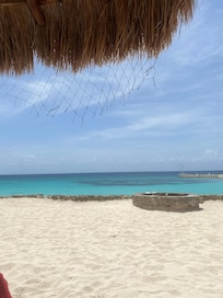 La playa es azul y tiene muchos peces , vi un pez cirujano cómo dori, hermoso