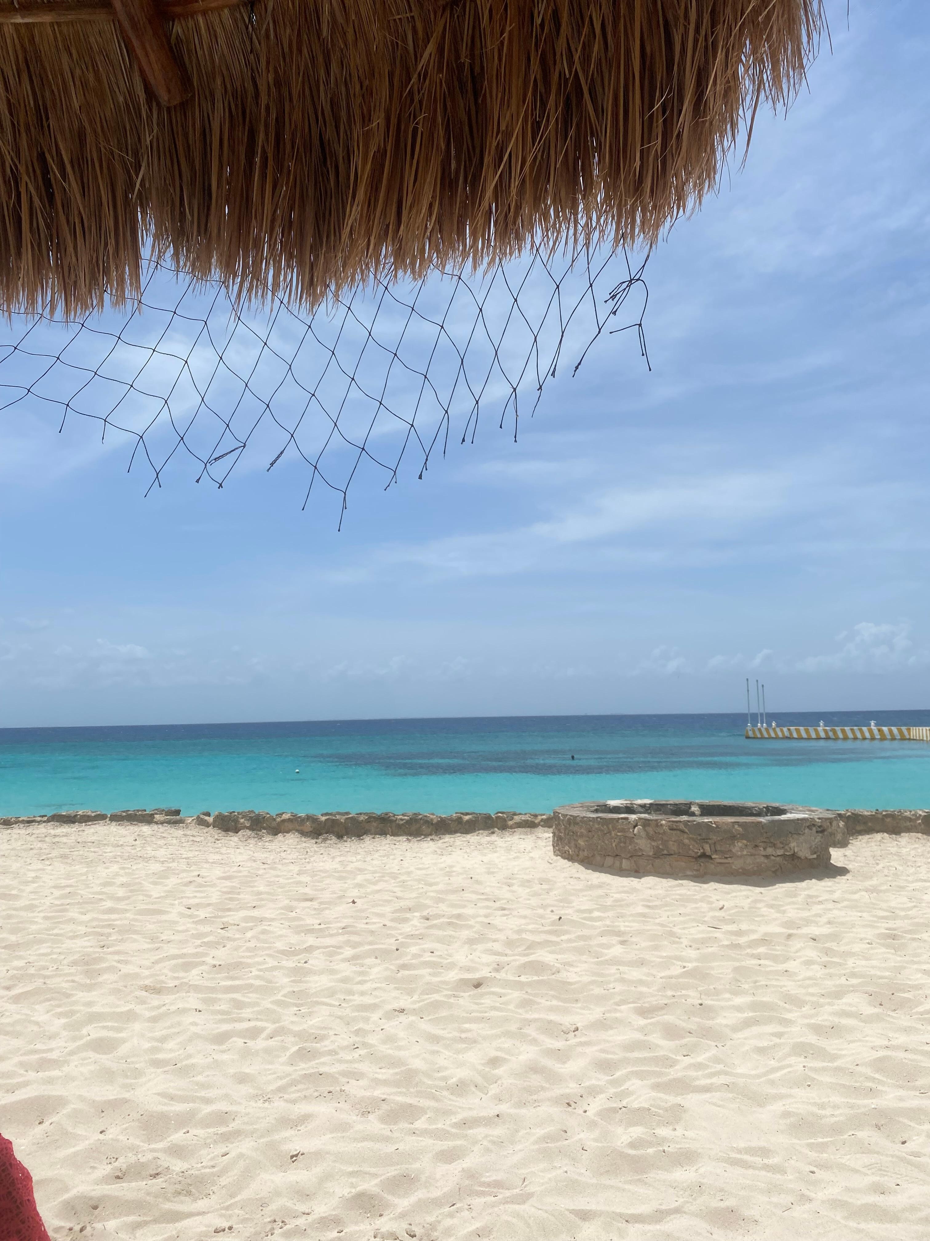 La playa es azul y tiene muchos peces , vi un pez cirujano cómo dori, hermoso 