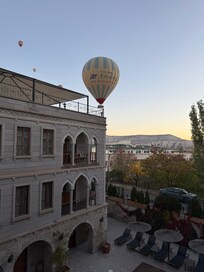 Aus dem Fenster kannst du die Ballons sehen