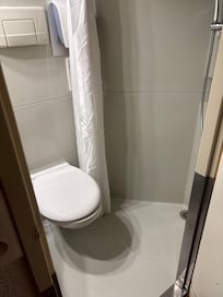 Douche un peu juste obligé d’ouvrir le rideau pour se savonner sinon ça ´colle ´