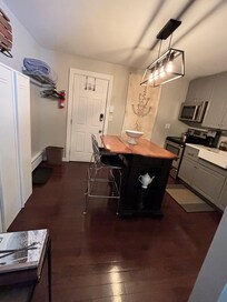 Perfect kitchen for prepping lunch for the slopes.