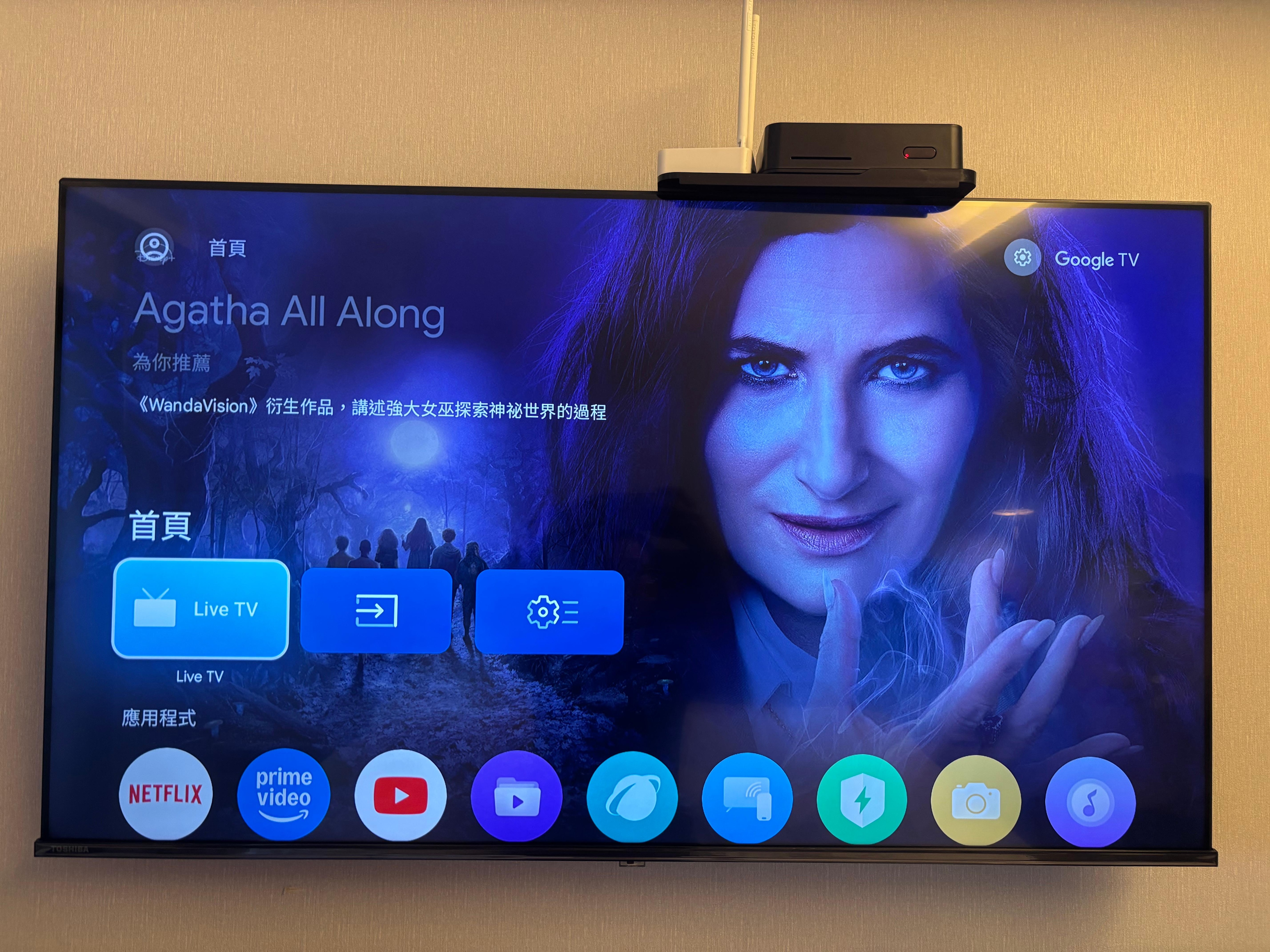 電視是數位聯網的智慧電視，支援手機投影功能（部份房間）