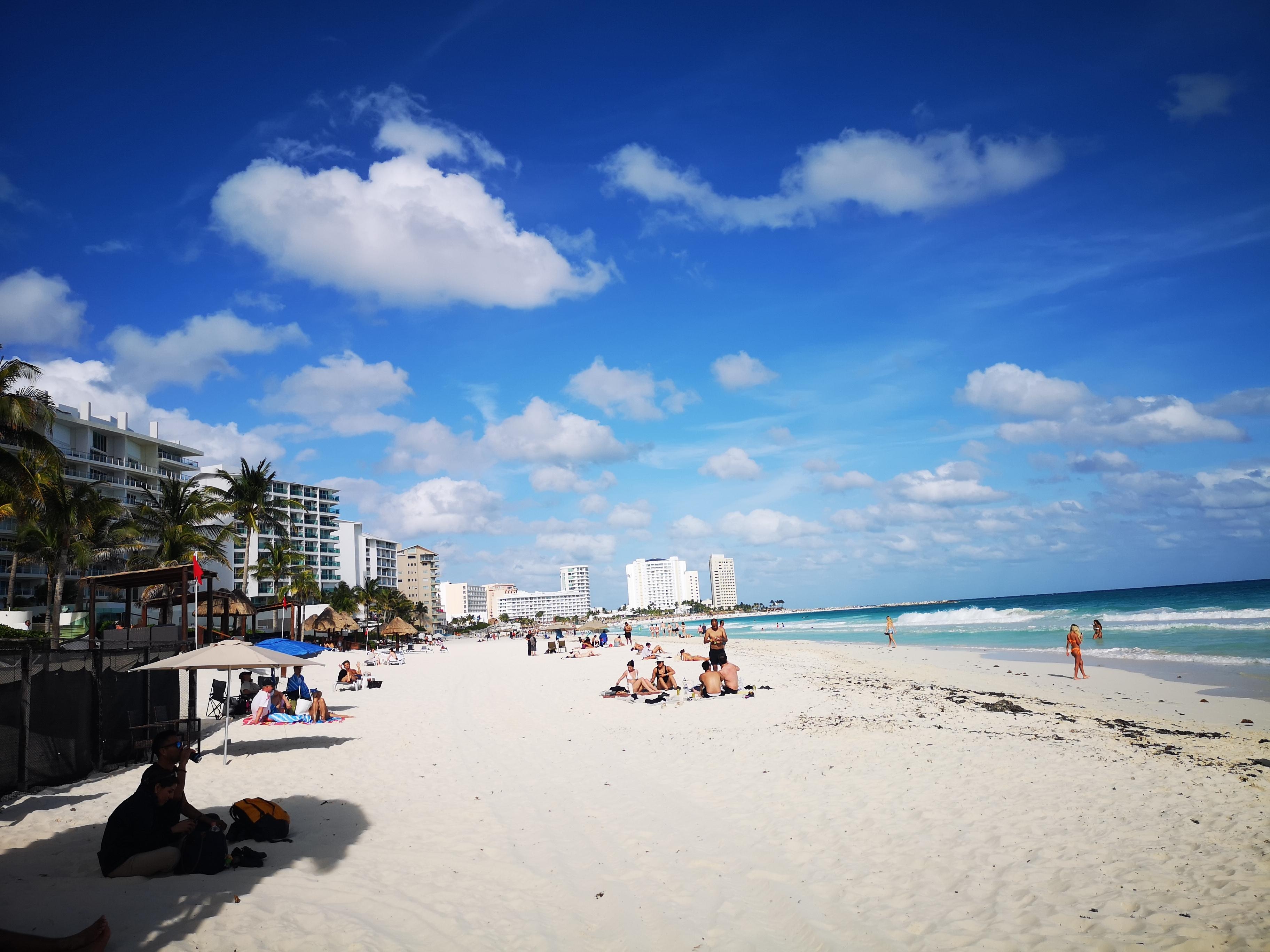 Superbe plage avec accès tout près de l'auberge. Pas de chien,pas de vendeur. Le Bonheur.